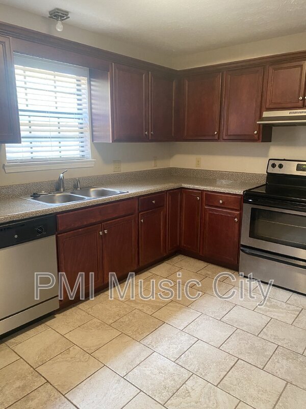 Foto del edificio - 325 Deerpoint Dr