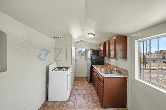 Building Photo - Unit B