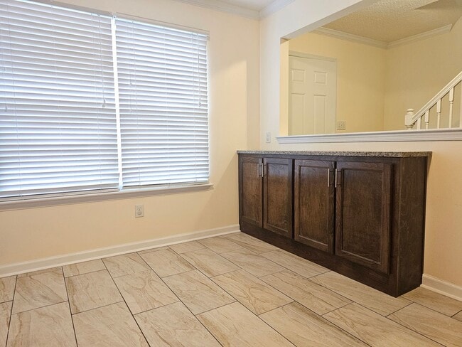 Building Photo - 546 Hollomon Dr