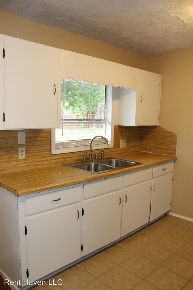 Building Photo - 3824 Hearn Dr