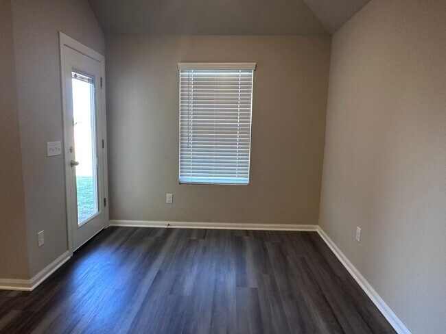 Foto del edificio - 9213 Blackfork Ln