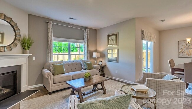 Foto del edificio - 4003 Village Blvd NW