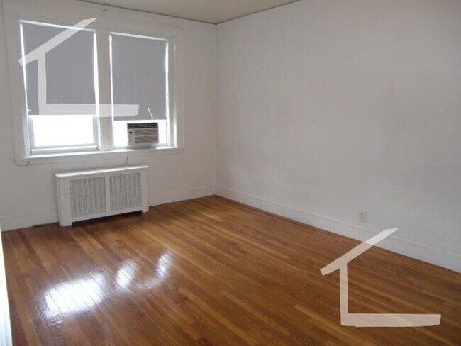 Foto del edificio - No Brokers Fee. No Security Deposit, Cleveland Circle Area, Hot Water Included, Elevator, Laundry...