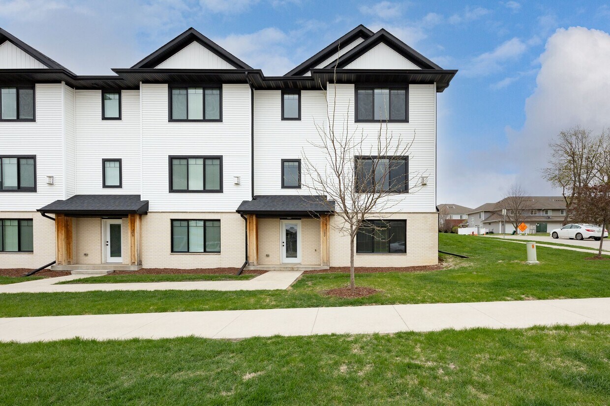 Foto principal - 290 Kenneth Dr
