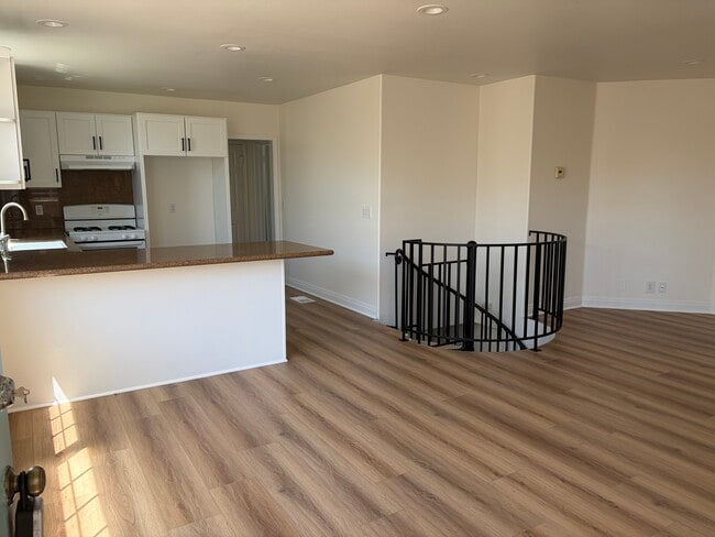 Building Photo - 3111 Bayview Dr