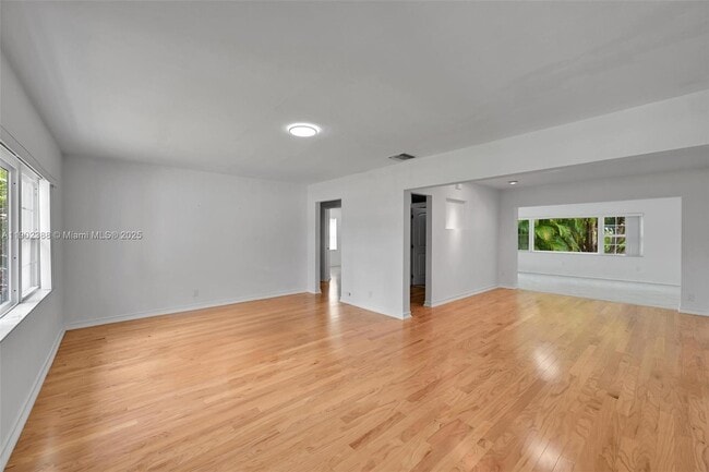 Building Photo - 1520 NE 108th St