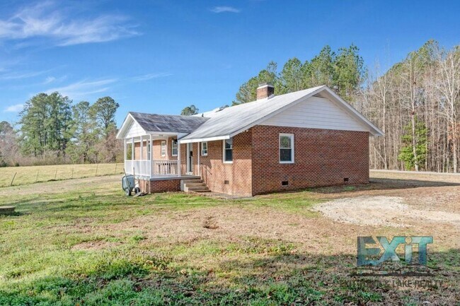Foto del edificio - Freshly Updated Brick Home in Peaceful Country Setting – Freeman, VA