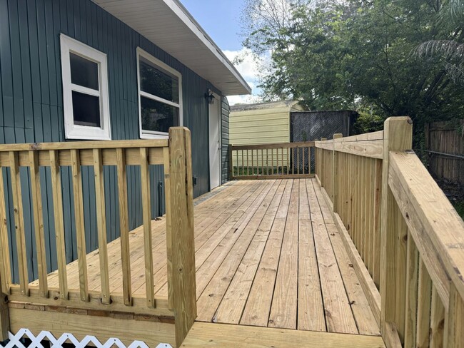 Building Photo - 1250 Lakeview Dr