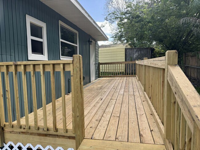 Foto del edificio - 1250 Lakeview Dr