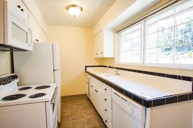 John's Landing 2Bdr w/Hardwoods, W&D, DW + Garage Parking! - John's Landing 2Bdr w/Hardwoods, W&D, DW + Garage Parking! Apartment