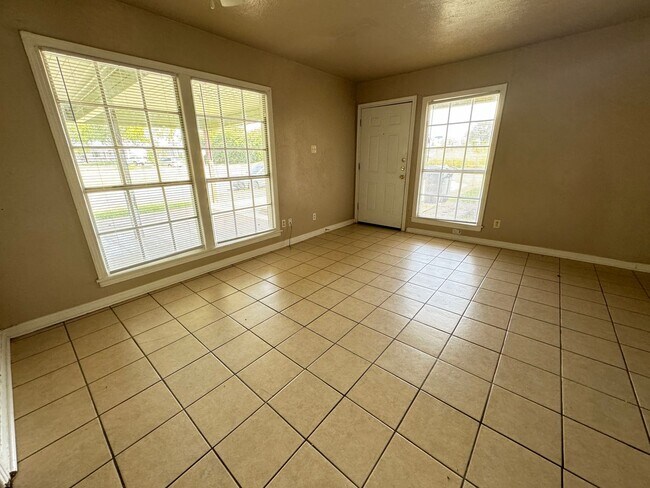 Foto del edificio - 912-912 Williamson Dr