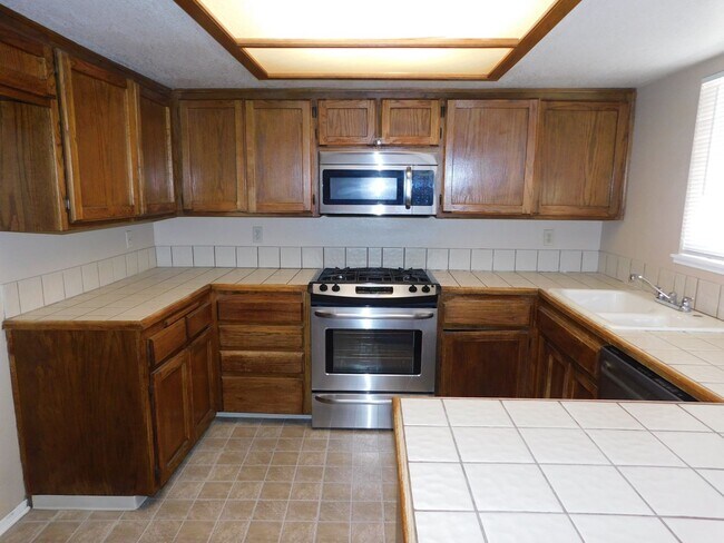 Building Photo - Gorgeous 3 Bed 2 Bath House in a Great Nei...