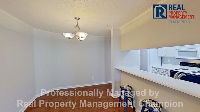Foto del edificio - Spacious 3rd Floor Condo w/Split Bedrooms