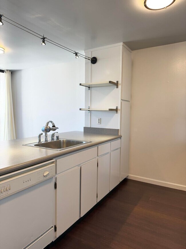 Building Photo - 2101 Shoreline Drive Apt 254