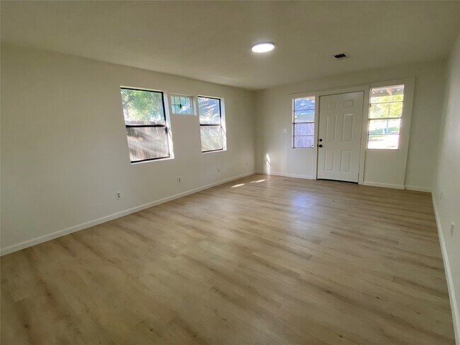 Foto del edificio - 319 N Cochran St