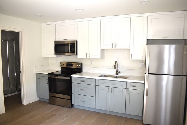 Foto del edificio - Brand New Construction in Gated Complex 1 ...