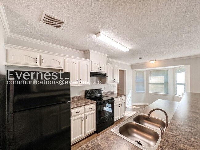Foto del edificio - Home with Fenced Yard and Carport / 3 Bed, 2 Bath / Pet-friendly / Coming Soon!