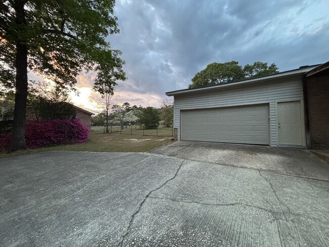 Building Photo - Move-In Ready Ranch in the Heart of Elgin!