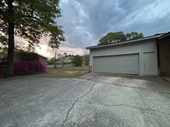 Foto del edificio - Move-In Ready Ranch in the Heart of Elgin!