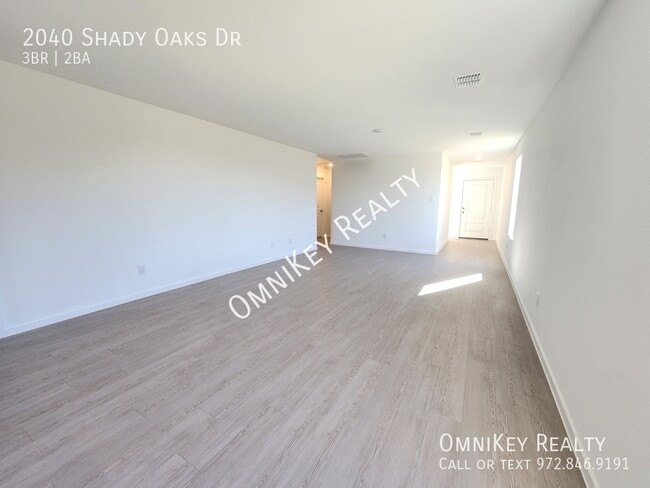 Building Photo - 2040 Shady Oaks Dr