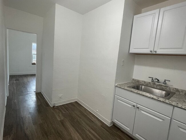 Building Photo - 1107 7th St