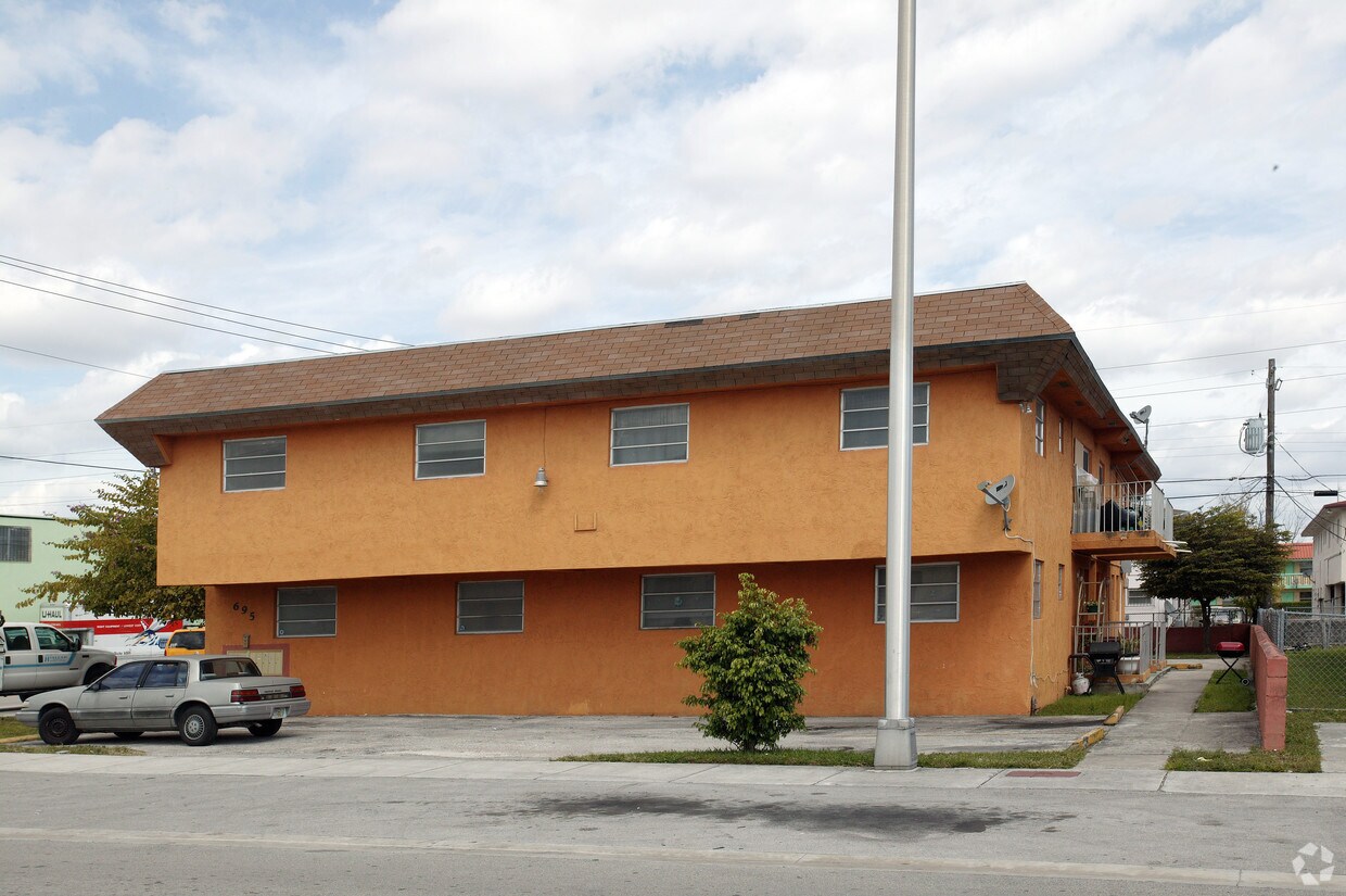 Building Photo - 695 W 28th St