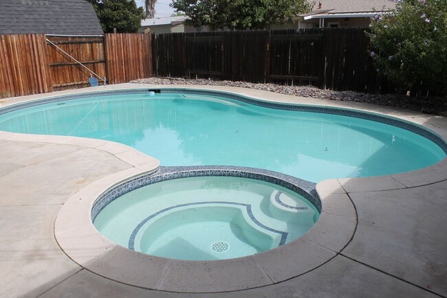 Foto del edificio - 3 Bedroom / 2 bathroom Pool Home in Hemet!