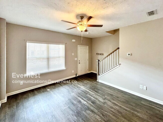 Foto del edificio - Charming 2BR Townhouse with Modern Comfort...