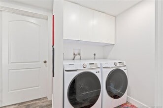 Building Photo - 530 S Manor Dr
