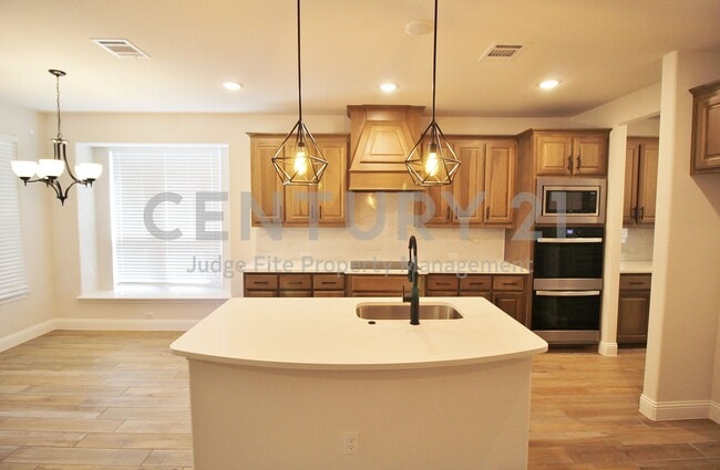 Building Photo - Stunning, 2-Story 4/2.5/2 Residence in Man...