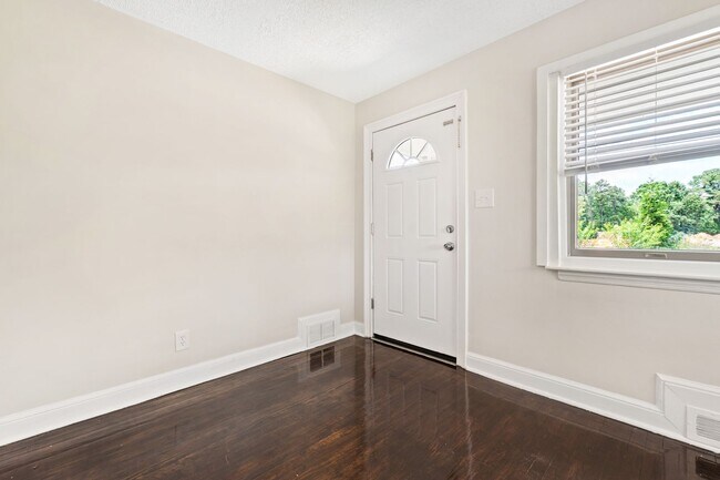 Building Photo - Beautiful Ranch on Large lot, Close to Ral...