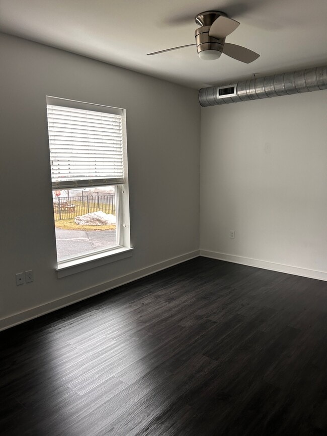 Building Photo - 550 New Holland Ave