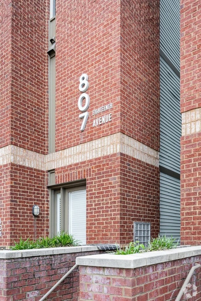 Building Photo - 807 18th Ave S
