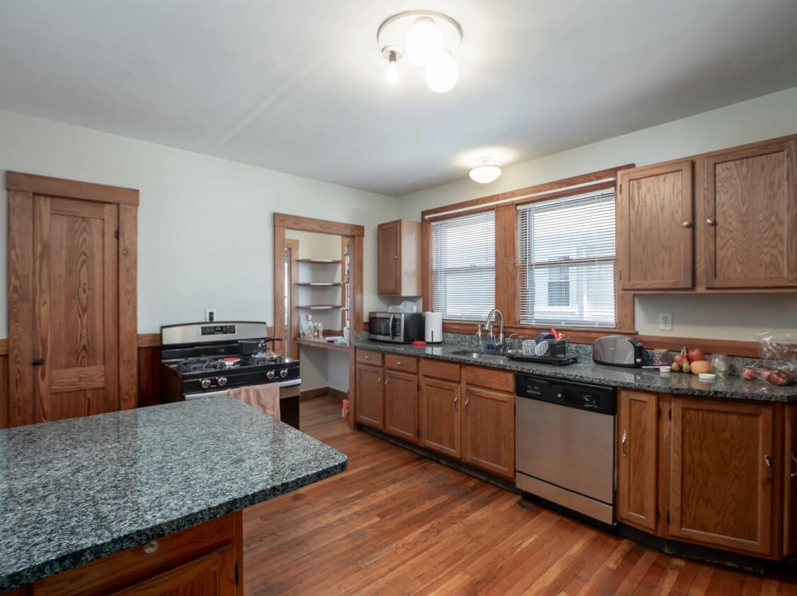 Foto principal - 54 Upland Rd