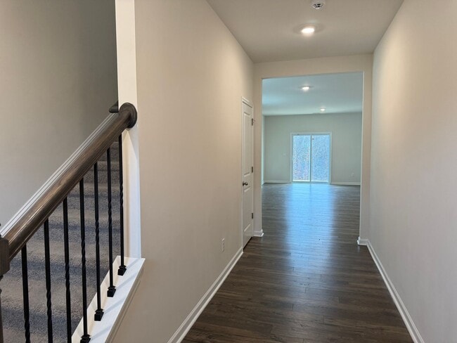 Building Photo - Spacious 5-Bedroom Home for Rent in The Falls – Modern, Comfortable, and Move-In Ready