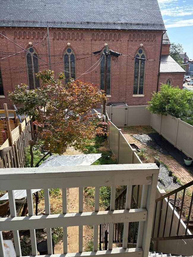 Building Photo - Video in Photos! Downtown 3 Bedroom with p...