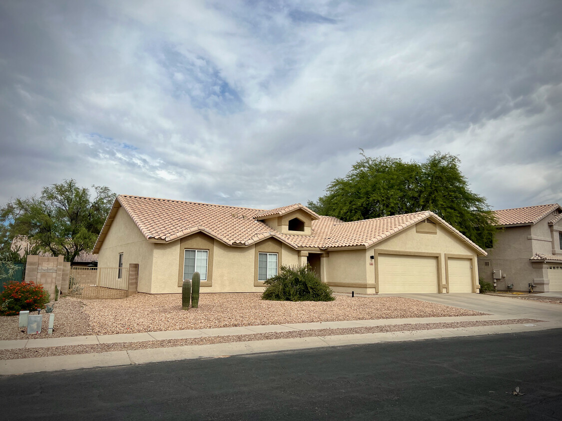 4 Bedroom, 2 Bathroom, 3 Car Garage - 8959 N Veridian Dr