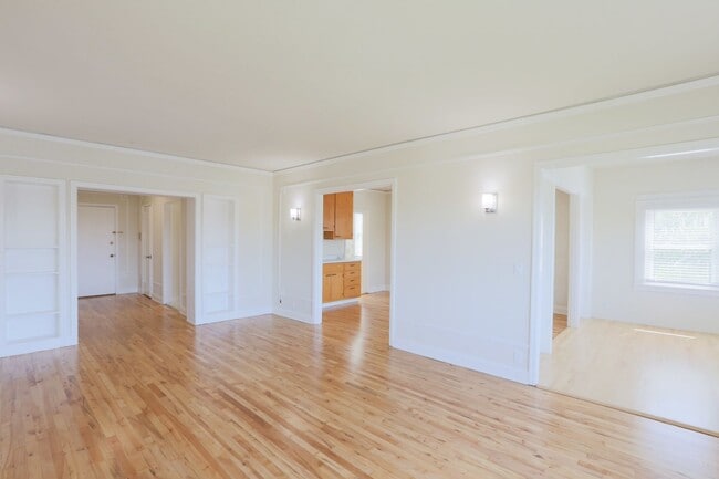 Building Photo - OPEN HOUSE: Sunday (11/23) 12:00pm-12:20pm.  Top Floor 2BR/2BA apartment with sweeping views of L...
