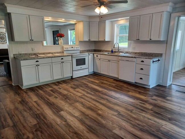 Kitchen - N2503 Ullom Rd