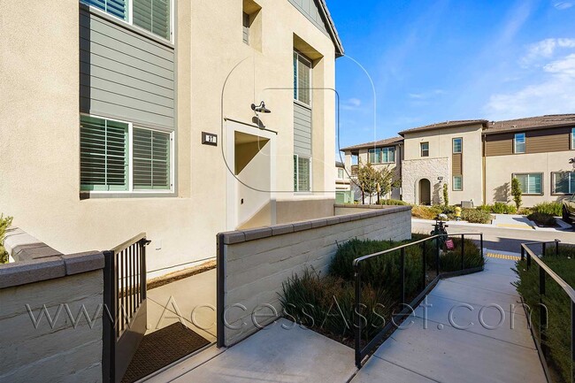 Building Photo - Charming 2 Bed/2.5 Bath Corner Unit in the...