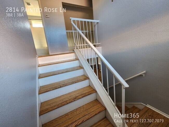 Building Photo - This Henderson home is perfect for your fa...