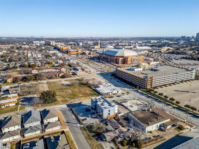 Foto del edificio - New Townhome Just Steps Away from Fort Worth's Cultural District