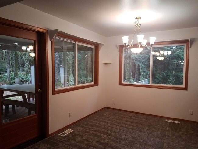 Building Photo - 4 Bedroom Poulsbo Home