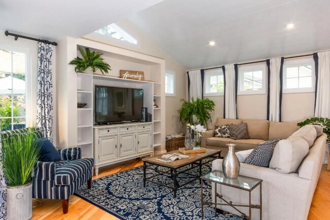 Foto del edificio - 340 Jarvis Ct