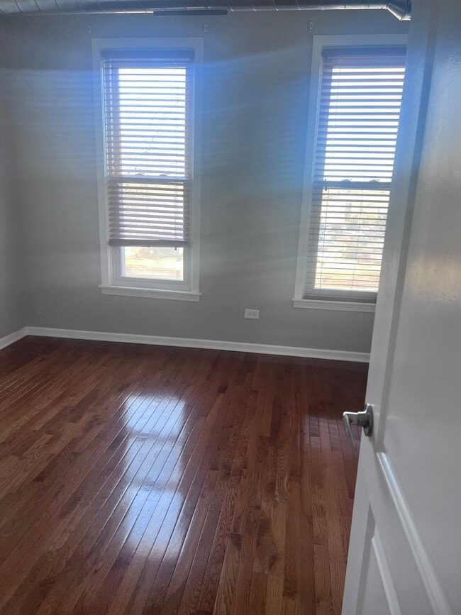 Building Photo - 20 W Hinsdale Ave