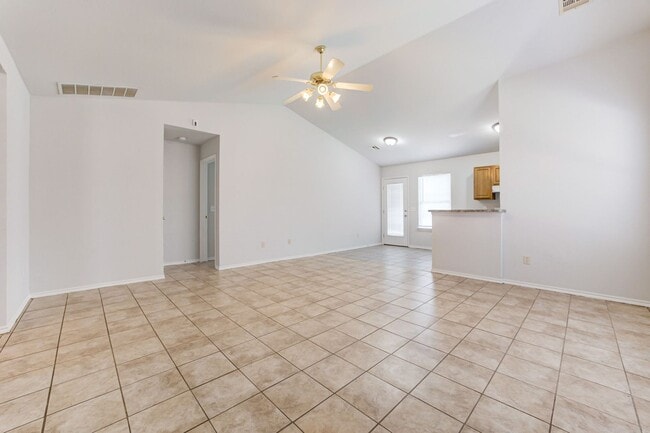 Building Photo - Cute 3BD/2BTH Duplex in Central East Norman!