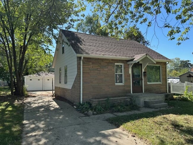 Building Photo - Renovated 2 bedroom / 1 bath house with 2 car garage