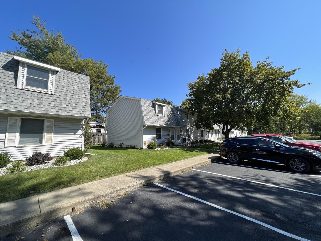 Primary Photo - Available Now! 2 bed 1.5 Bath Townhome in ...