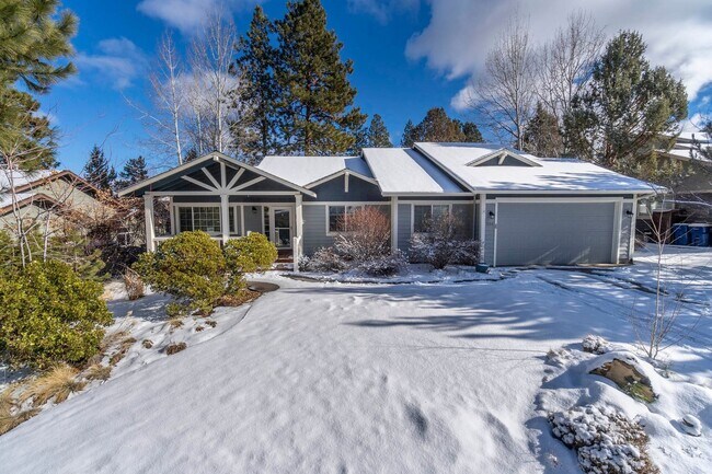 Foto del edificio - Single Level Home with Hot Tub, Great NW B...
