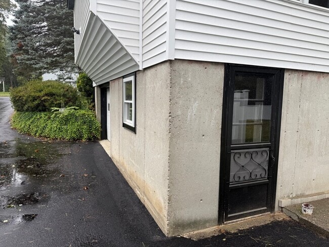 Building Photo - 44 Topsfield Cir